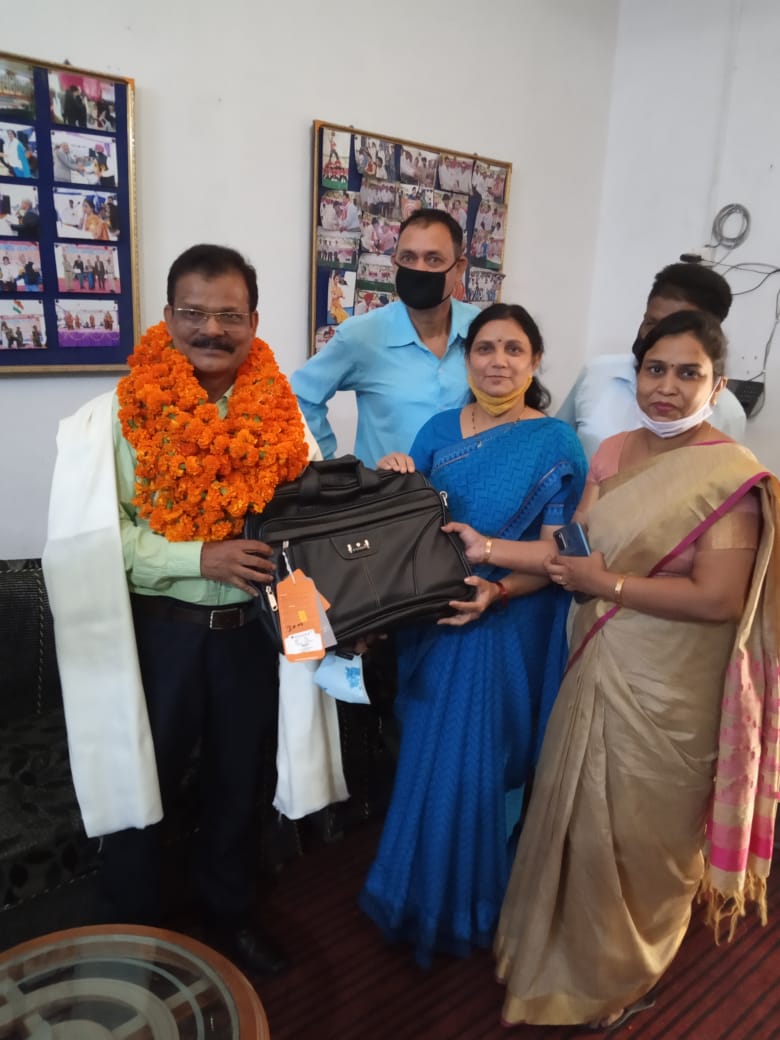राधे हरि राजकीय स्नातकोत्तर महाविद्यालय के प्रशासनिक अधिकारी विपिन सेवानिवृत्त