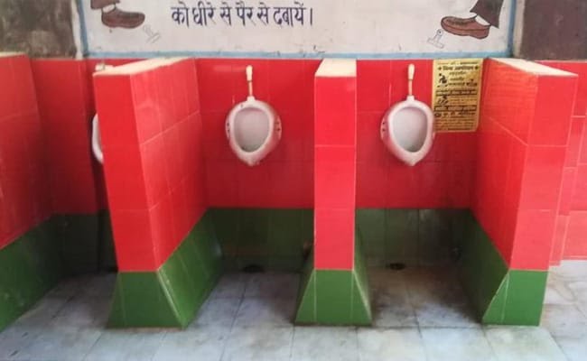 गोरखपुर रेलवे अस्पताल के टॉयलेट में सपा के झंडे के रंग वाले टाइल्स