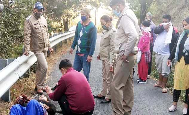 सनसनी : हल्द्वानी हाईवे पर लटकी मिली महिला की लाश