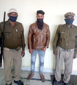 कुंडा थाने में कच्ची के साथ दबोचे युवक