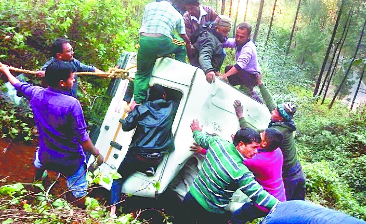 बागेश्वर में बारात की मैक्स खाई में गिरी, दो लोगों की मौत, छह घायल