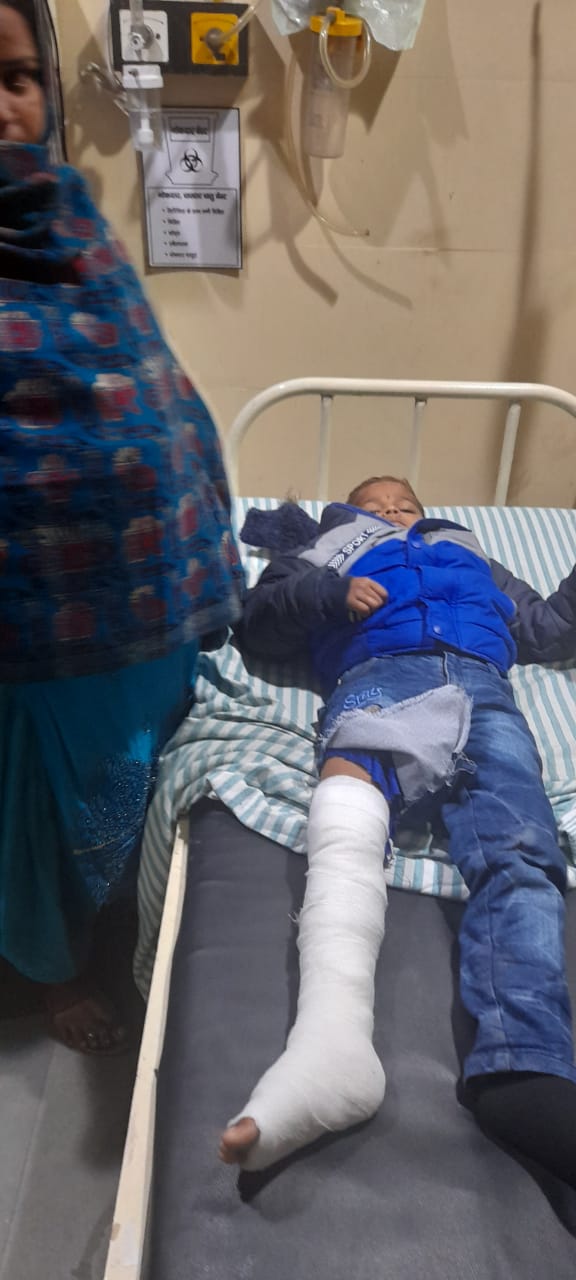 अनियंत्रित ट्राले ने बच्चे को किया जख्मी