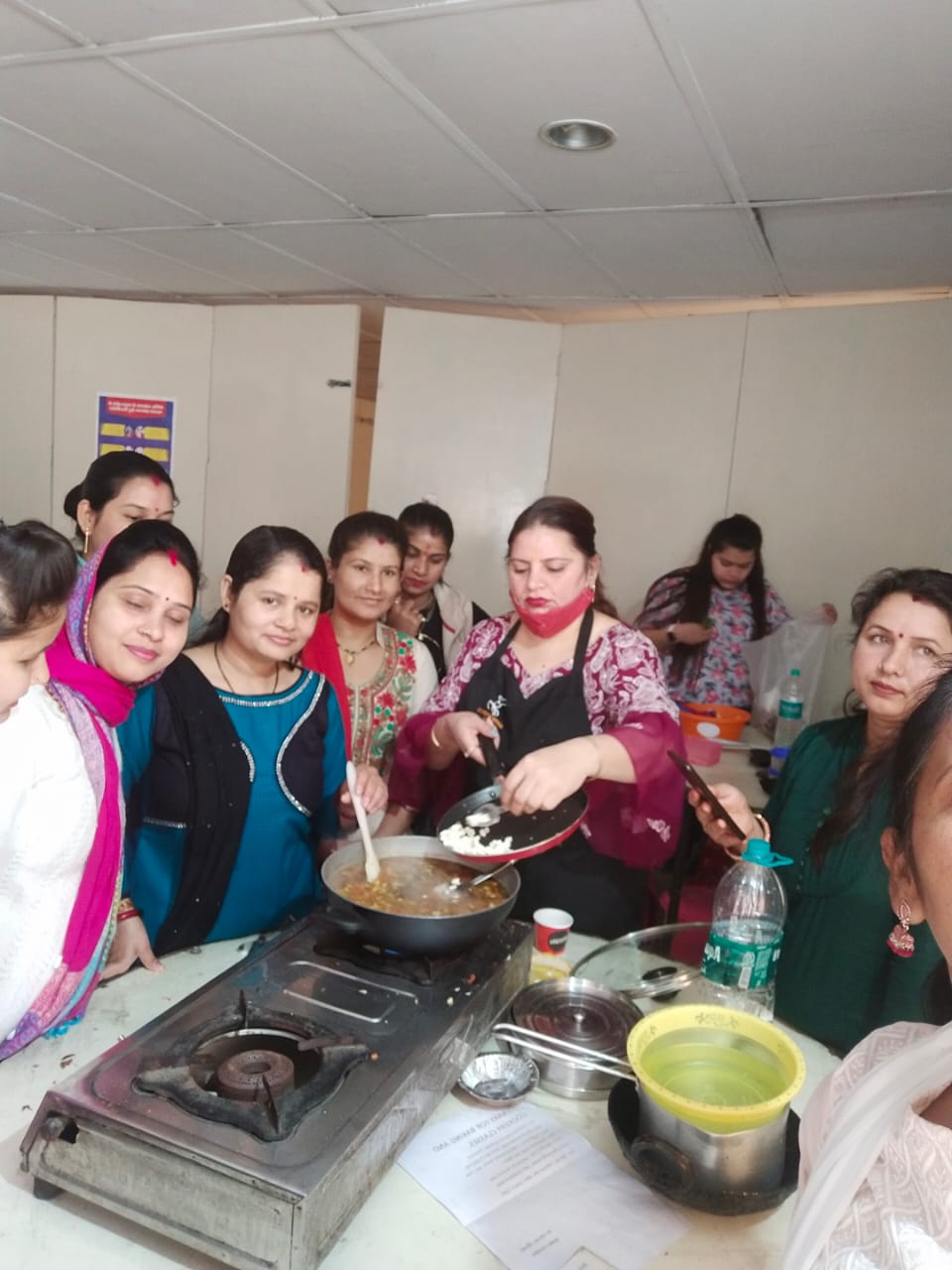 महिलाओं को आत्मनिर्भर बनाने के लिए पुलिस लाइन में बेकरी और ब्यूटीशियन कोर्स शुरू