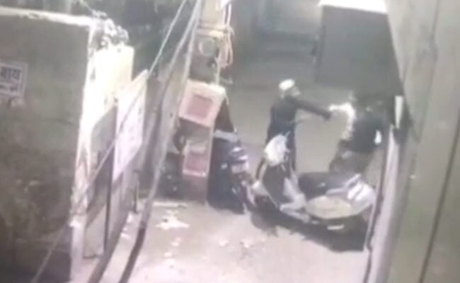 दिल्ली में रोड रेज के बाद डबल मर्डर, सीसीटीवी में कैद हुई सनसनीखेज वारदात