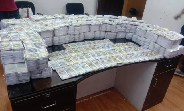 7.9 करोड़ के नकली नोट गाड़ी में भरकर ले जा रहे थे तीन लोग, पुलिस ने चेकिंग के दौरान पकड़ा