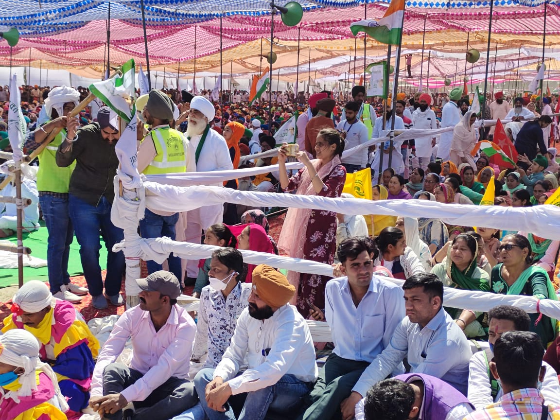 टिकैत ने भीड़ पर डाला डाका, मोदी की सभा को पीछे छोड़ा