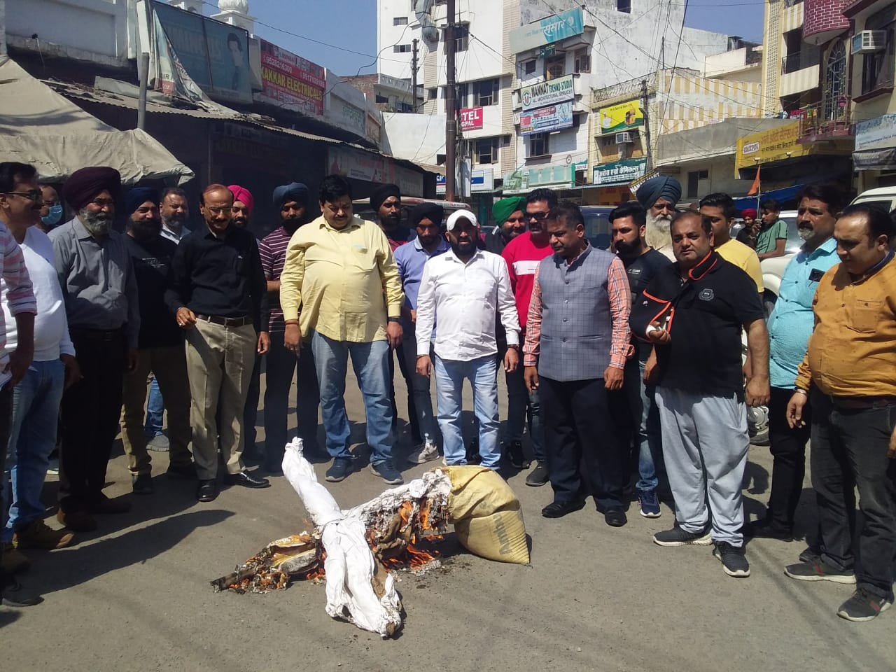 राज्य कर विभाग का पुतला फूंक व्यापारियों ने किया एलान