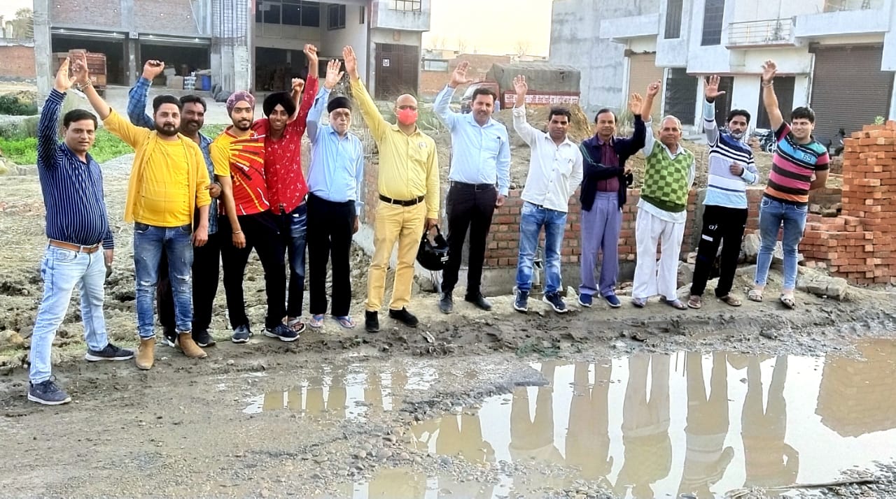 सड़कों की बदहाली से आक्रोशित लोग सड़कों पर उतरे