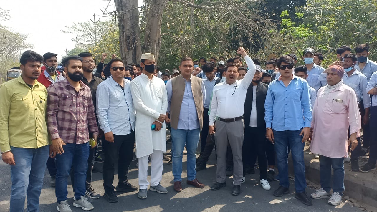 कांग्रेसी नेताओं को पाबंद करने के खिलाफ सैकड़ों मज़दूर उतरे सड़कों पर