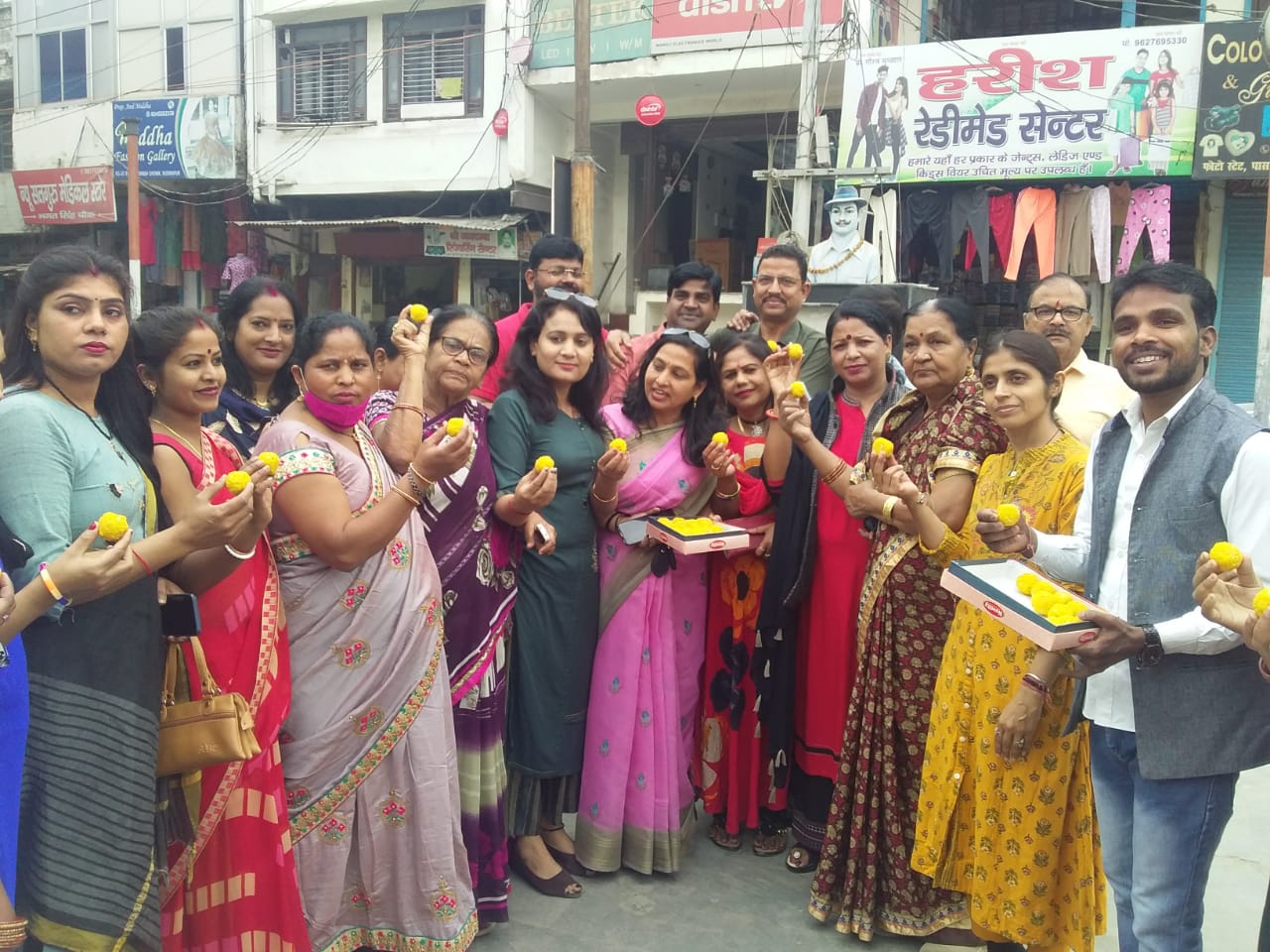 तीरथ सिंह के सीएम बनने पर महिला मोर्चा ने किया मिष्ठान वितरित