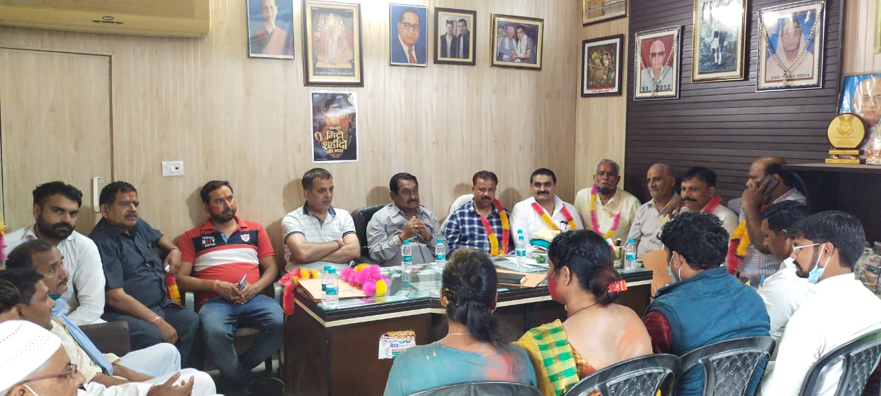 किराया वृद्धि के फरमान पर रोक से व्यापारियों में उत्साह, कांग्रेस दफ्तर में मिष्ठान वितरण