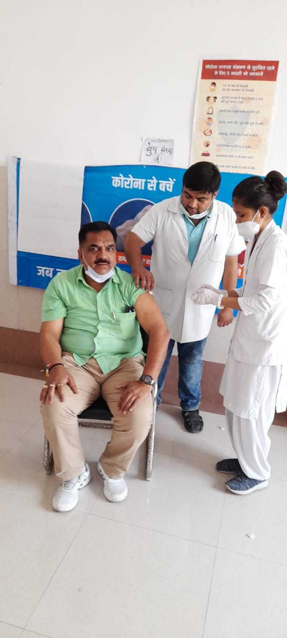 शहर विधायक ठुकराल ने लगवाई कोरोना वैक्सीन
