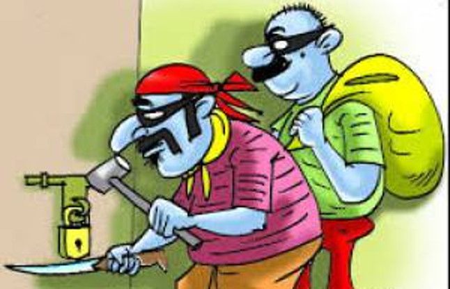 चोरों ने घर के ताले तोड़ लाखों का माल उड़ाया