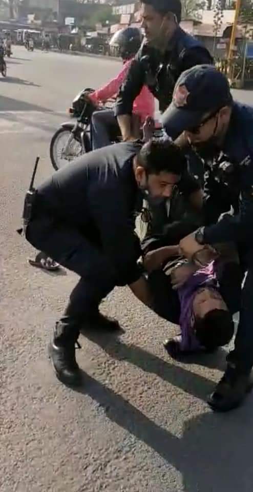 सीपीयू ने दी मानवता की मिसाल बेहोश पड़े व्यक्ति को दिलाया प्राथमिक उपचार, नकद राशि देकर भेजा घर