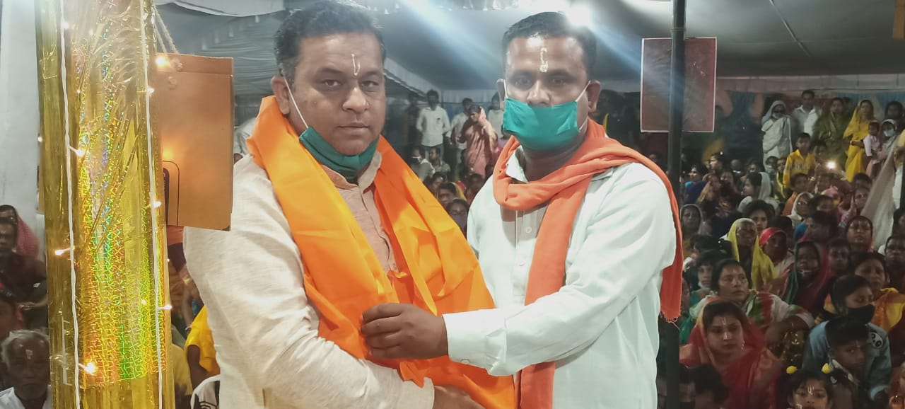 चुघ व परिहार ने महानाम संकीर्तन में लिया आशीर्वाद