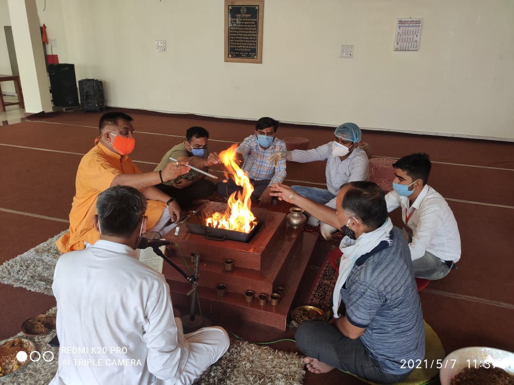 कोरोना महामारी से विश्व को मुक्त करने के लिए विधायक राजकुमार ठुकराल ने किया हवन