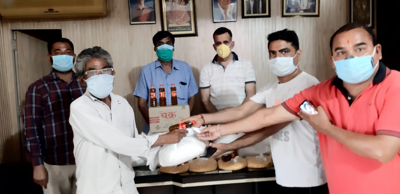 महानगर कांग्रेस ने जरूरतमंदों को बांटा राशन