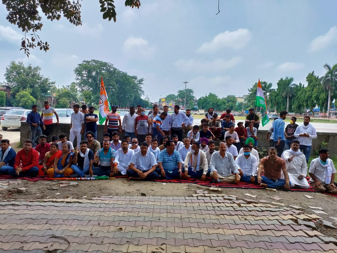 सरकार की नीतियों के खिलाफ यूथ कांग्रेस का धरना