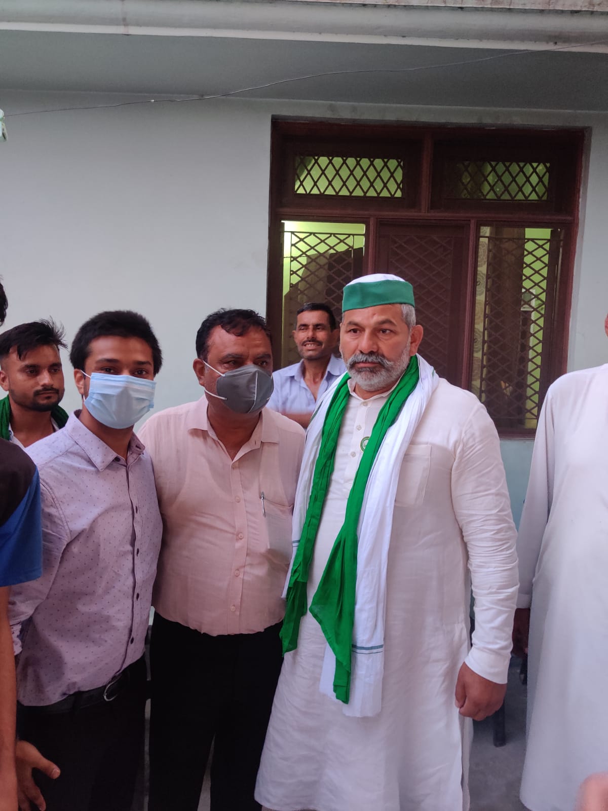 किसान नेता राकेश टिकैत से मिले वरिष्ठ अधिवक्ता नागेश त्रिपाठी, समस्याओं से कराया अवगत