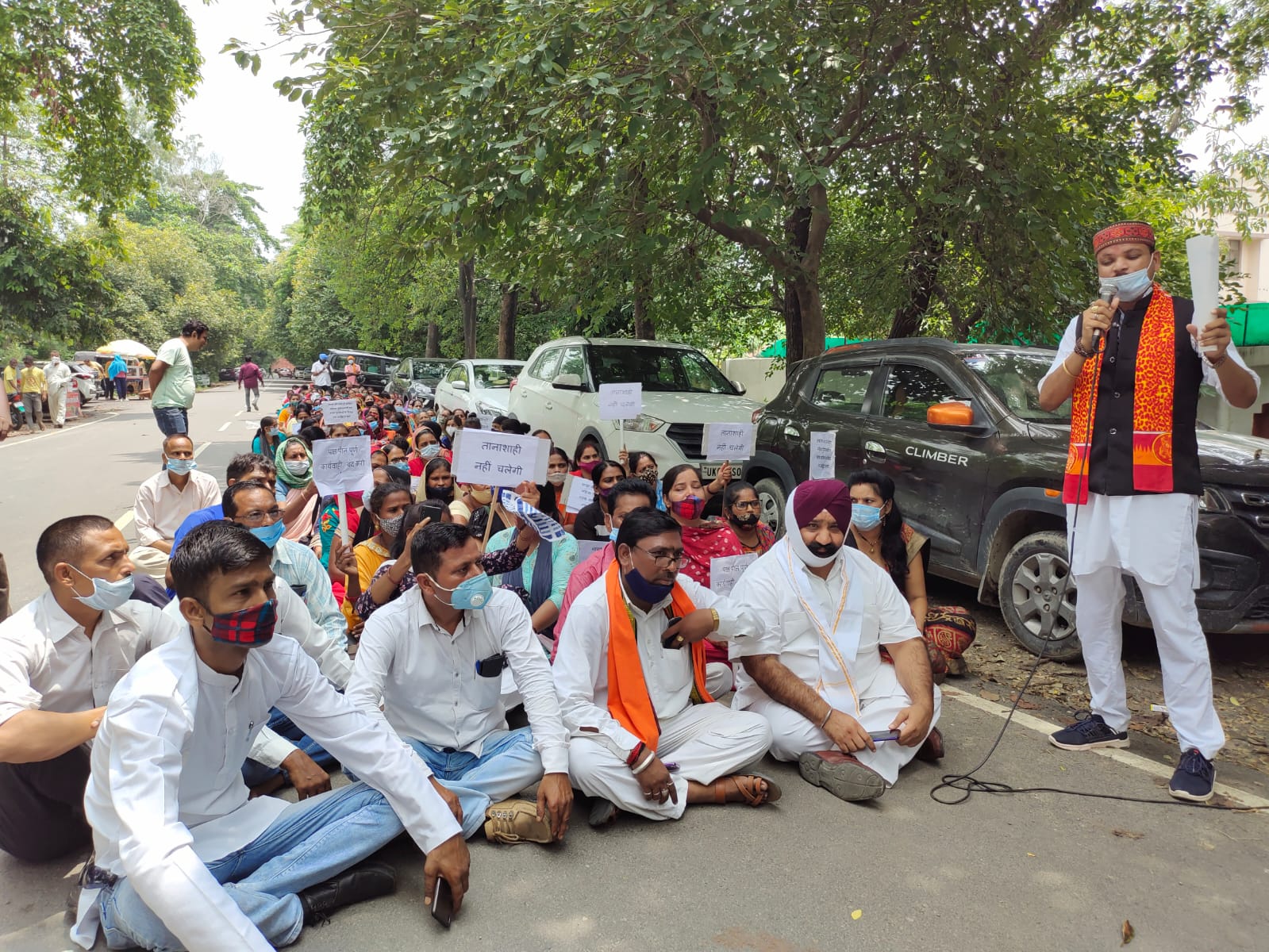 महिला पुलिसकर्मी पर कार्रवाई की मांग को लेकर एसएसपी ऑफिस पर धरना