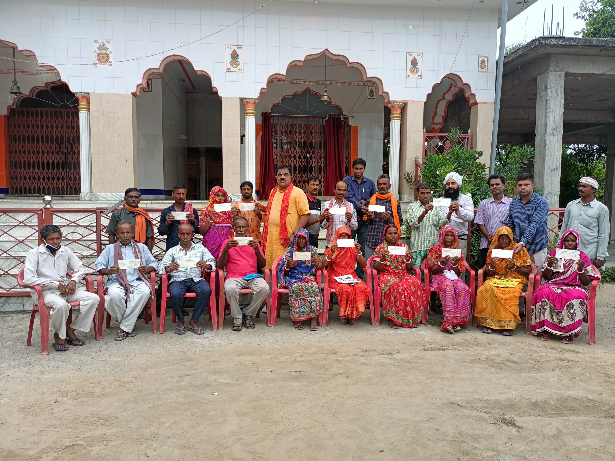 सुंदरपुर में 25 निर्धन परिवारों को मुख्यमंत्री राहत कोष से आर्थिक सहायता के चेकों का वितरण