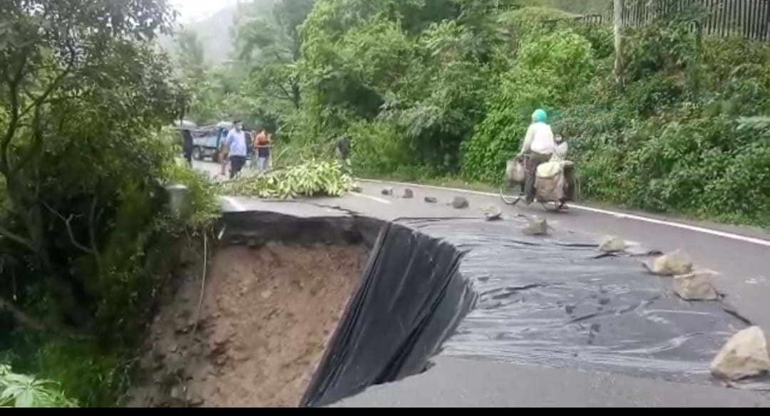 नैनीताल मार्ग का हिस्सा गिरा, यातायात बाधित