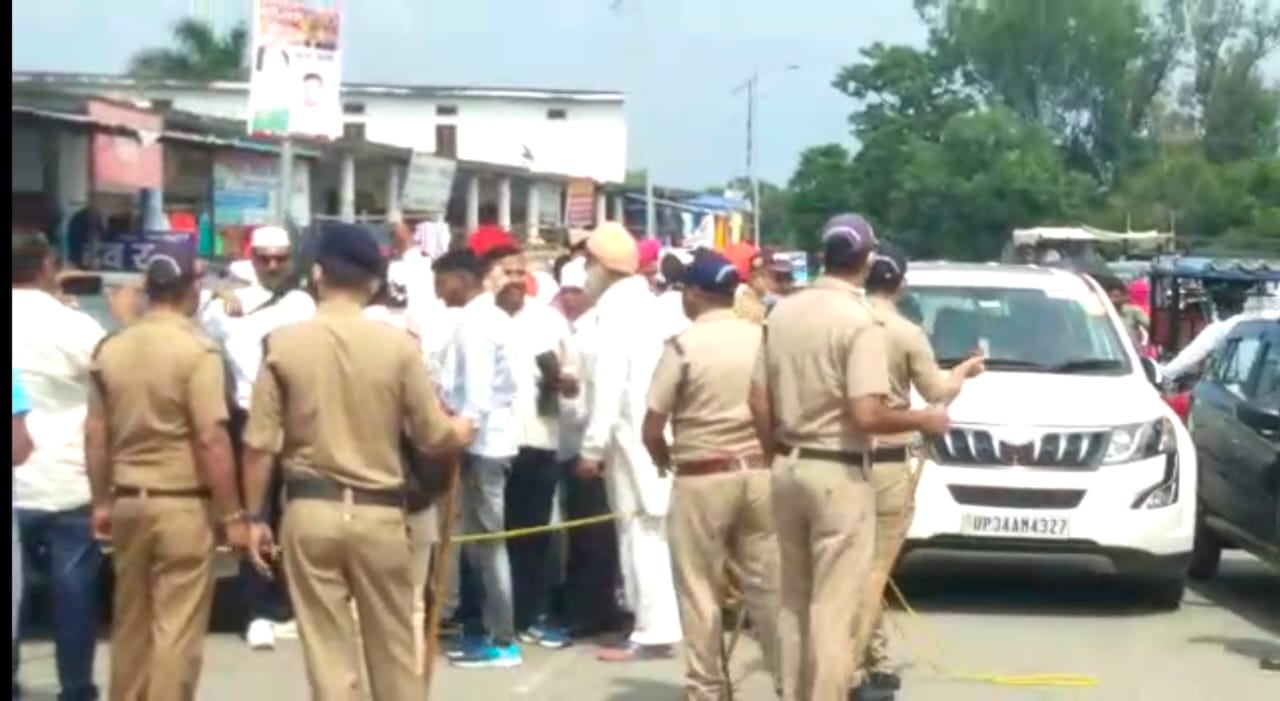 पूर्व मुख्यमंत्री हरीश रावत का नानकमत्ता में बड़ा विरोध, काले झंडे लेकर पहुंचे आप कार्यकर्ता