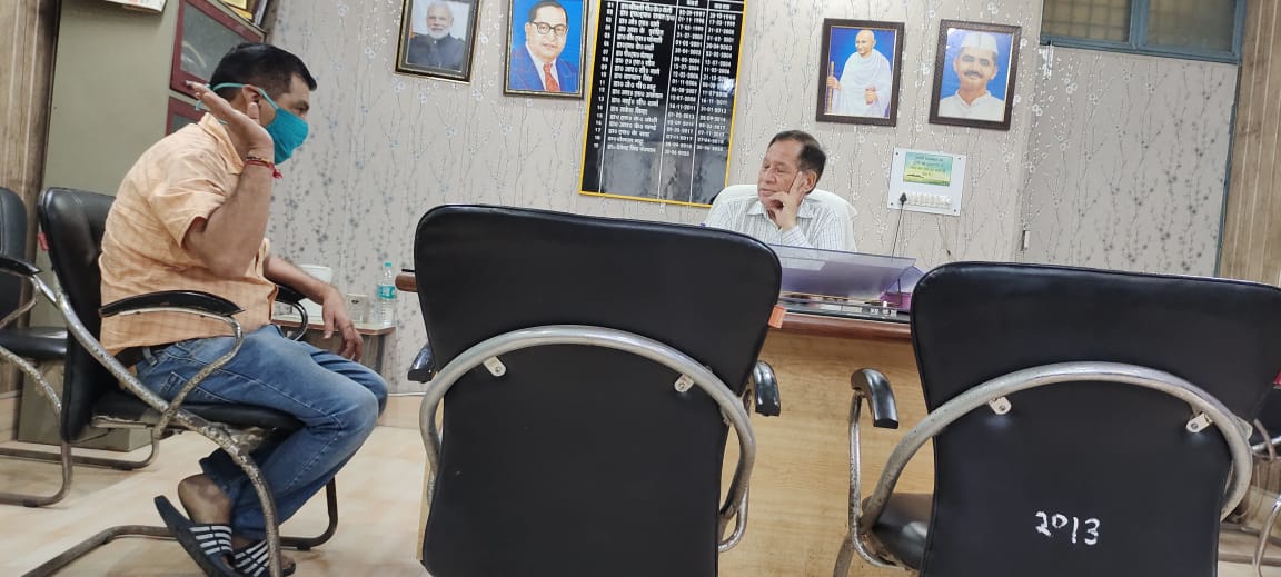 एसीएमओ डॉक्टर हरेंद्र मलिक ने की सीएचसी गदरपुर के प्रभारी से गाली- गलौज, सीएमओ के सामने हंगामा